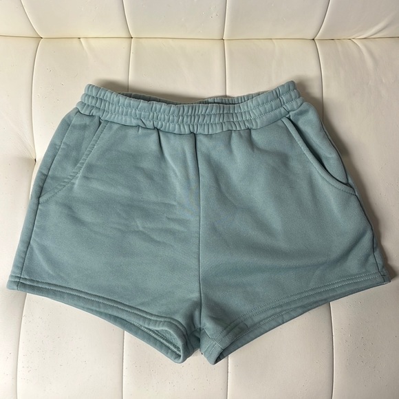 Barely Worn Comfy Sweat-shorts Size Medium - Picture 1 of 2